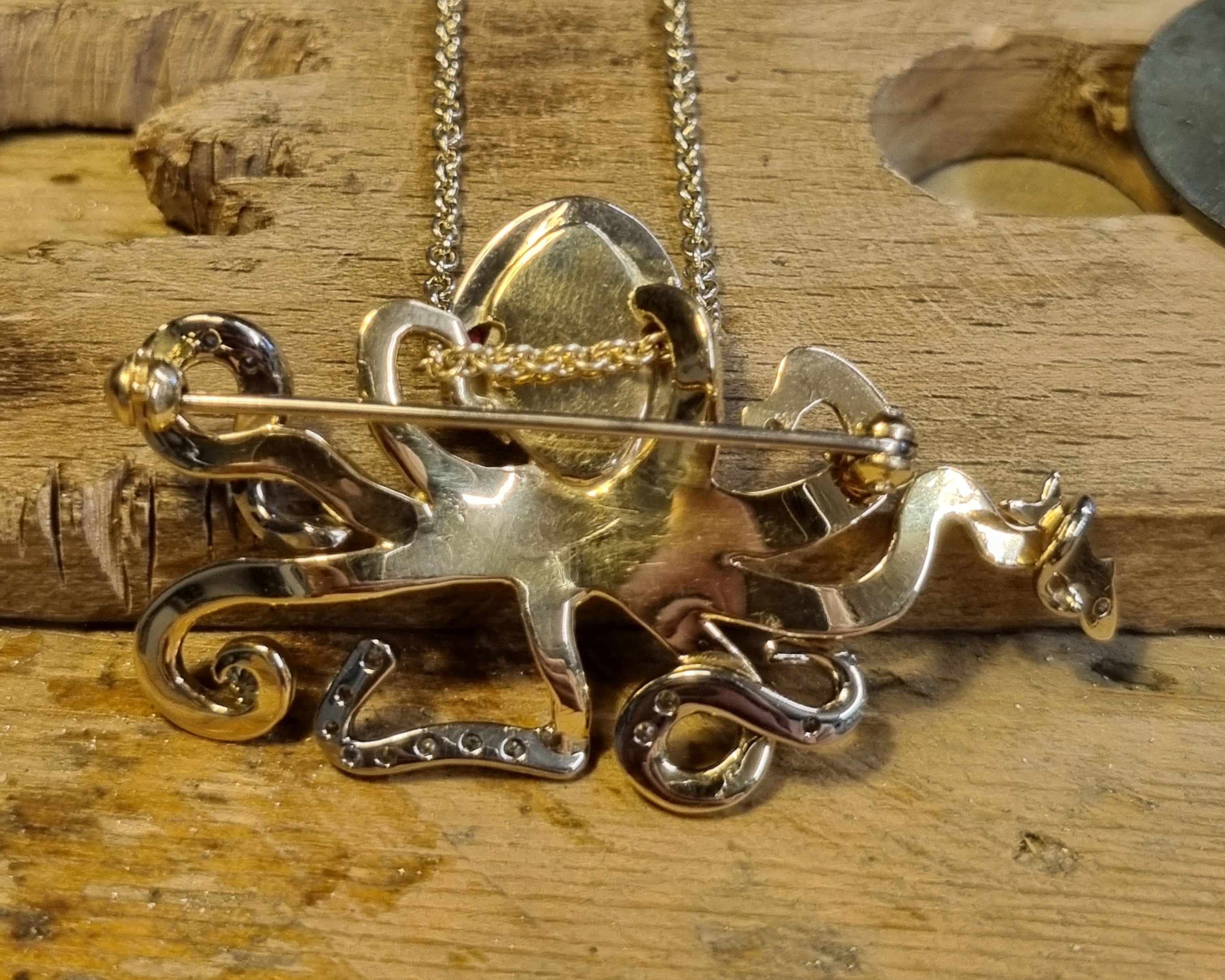 Guld vedhæng/Broche
