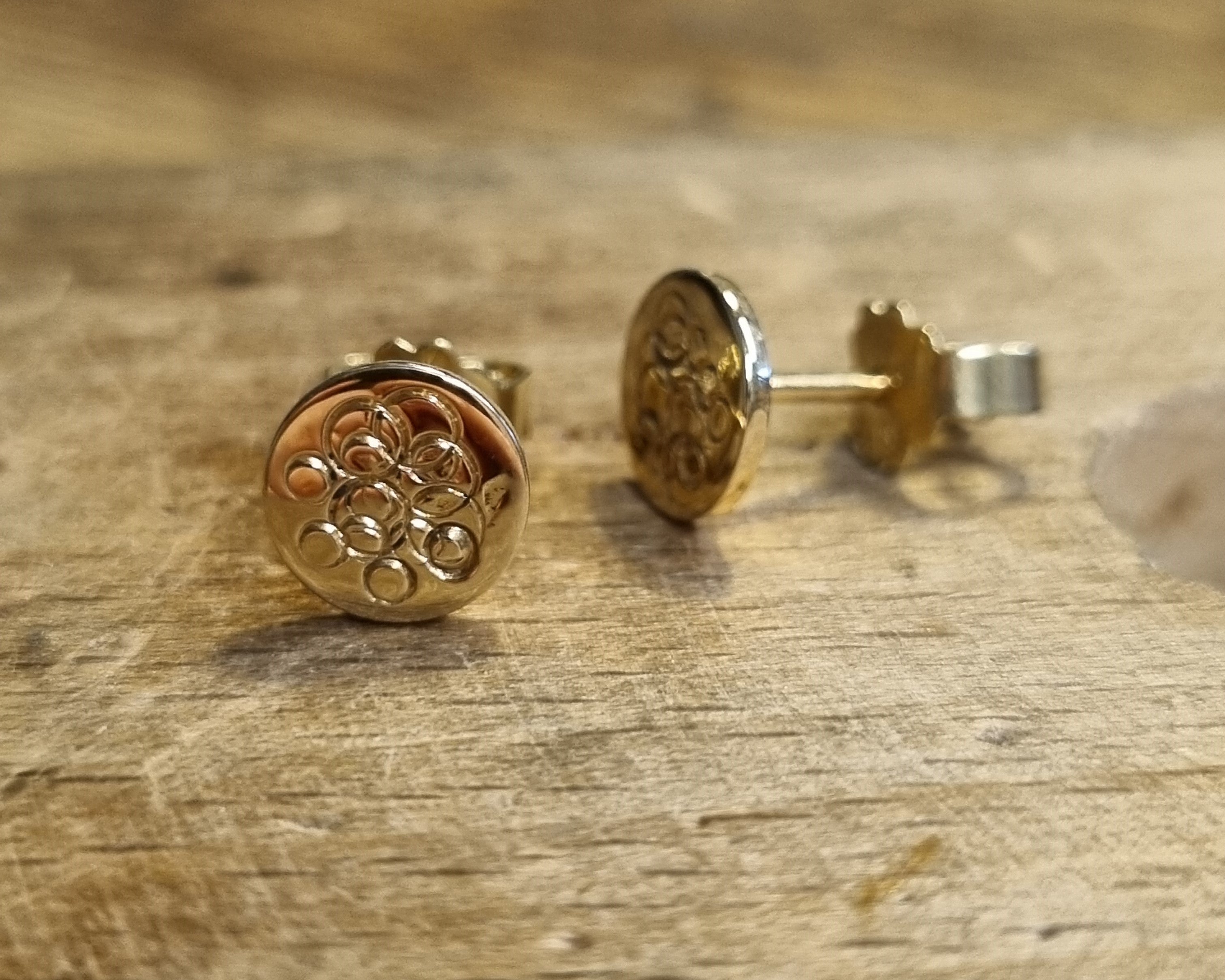 Guld ørestikker